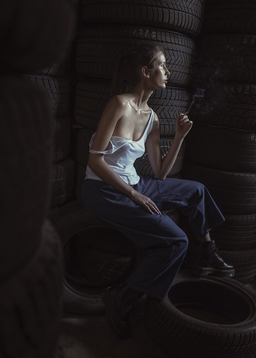 A female tire technician