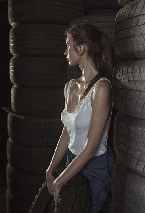 A female tire technician